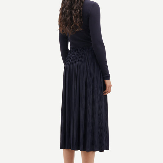 round neck ribbed long sleeves cotton top in navy blue from samsoe samsoe rear view