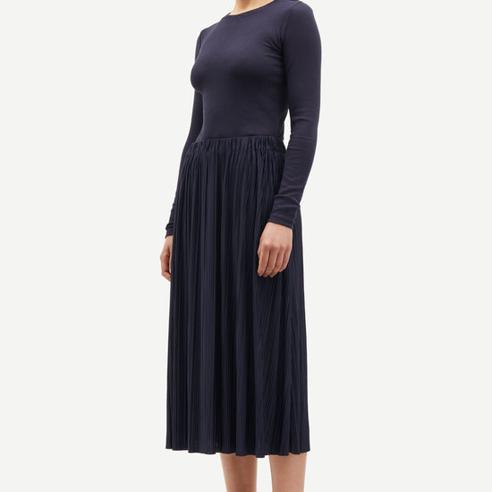 round neck ribbed long sleeves cotton top in navy blue from samsoe samsoe side view