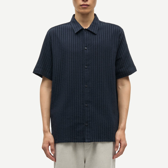 Man wearing navy stretch cotton short sleeves shirt