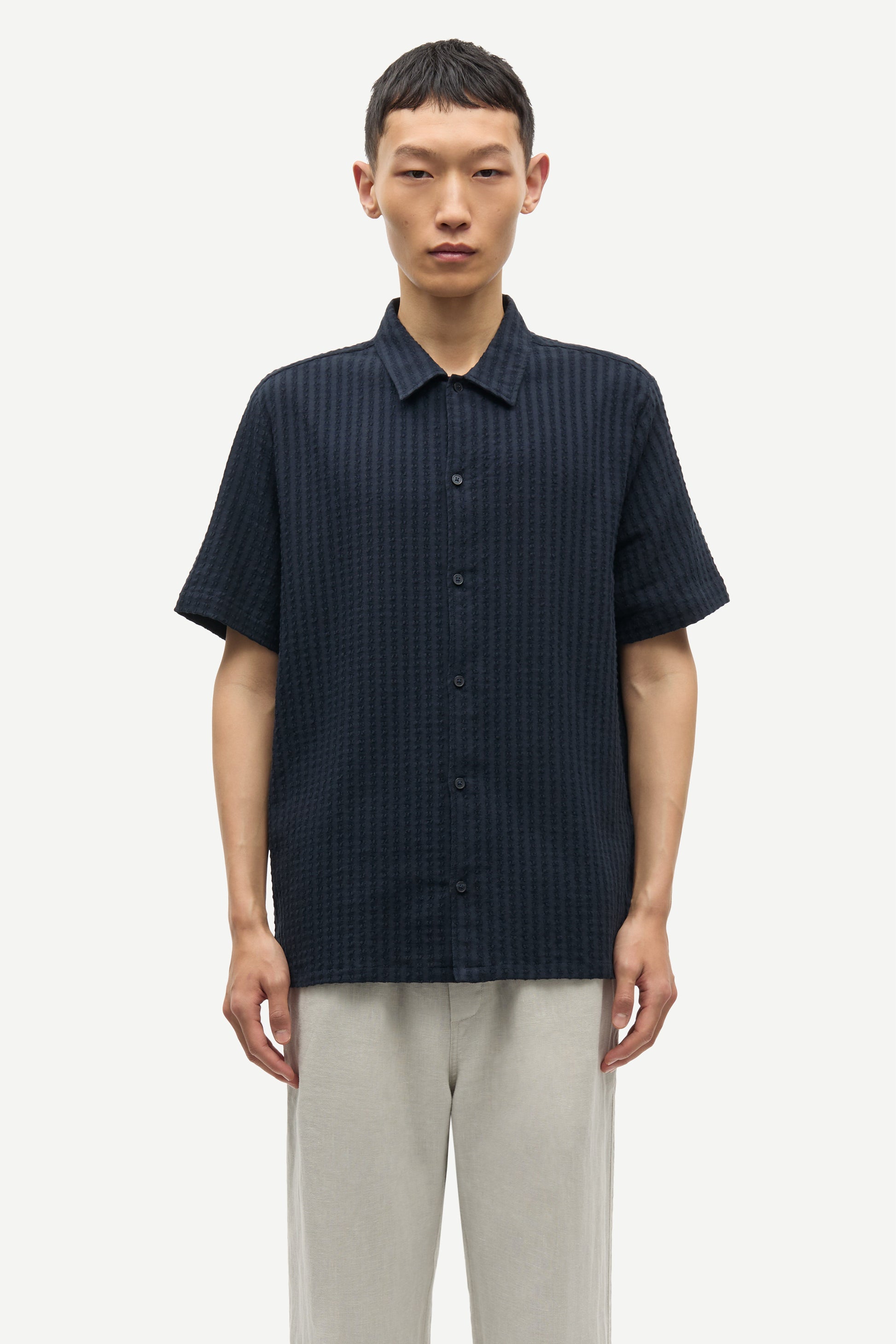 Man wearing navy stretch cotton short sleeves shirt