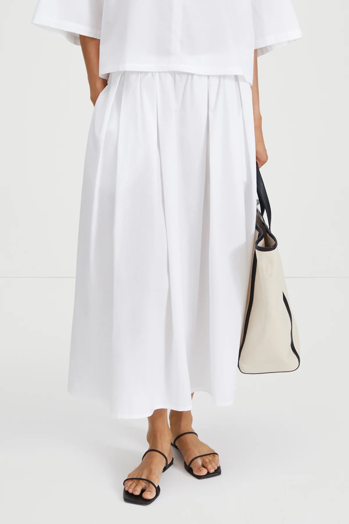 elasticated waist voluminous white cotton skirt model