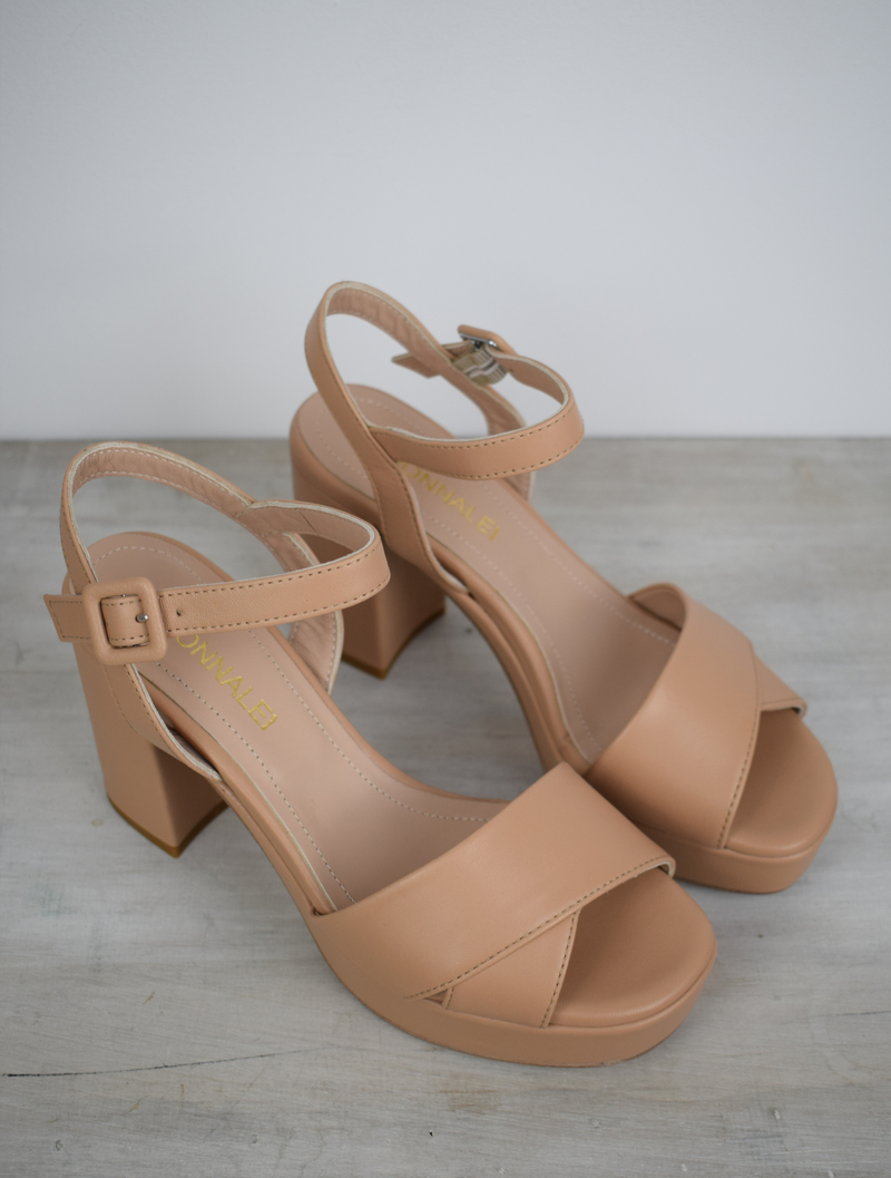 Nude leather platform sandal with cross straps and ankle strap with buckle fastening