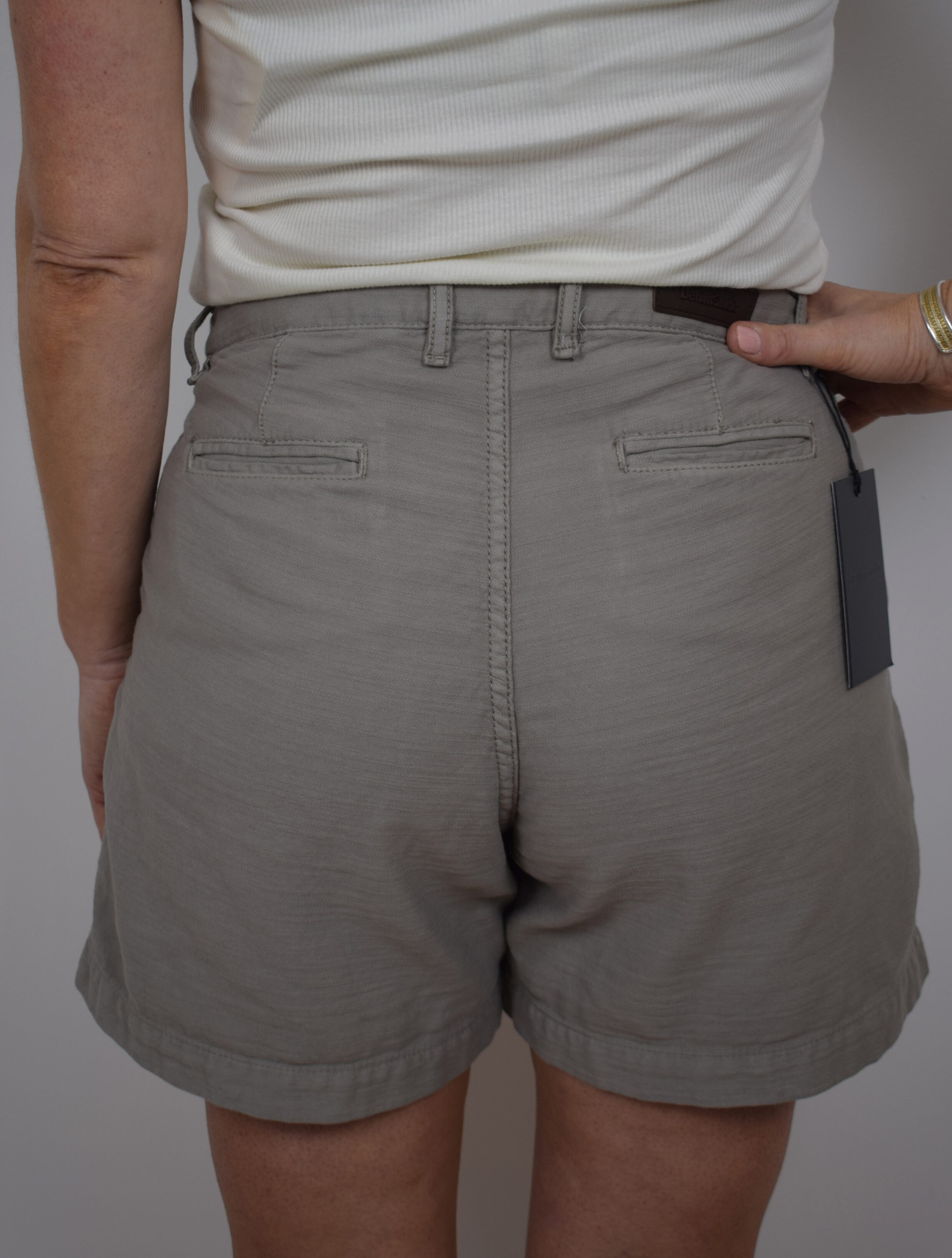 grey mid rise shorts with zipper a button fastening