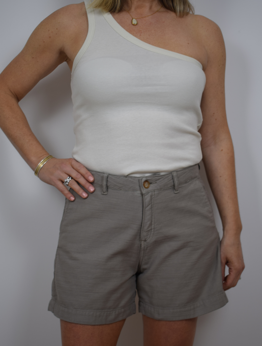 grey mid rise shorts with zipper a button fastening