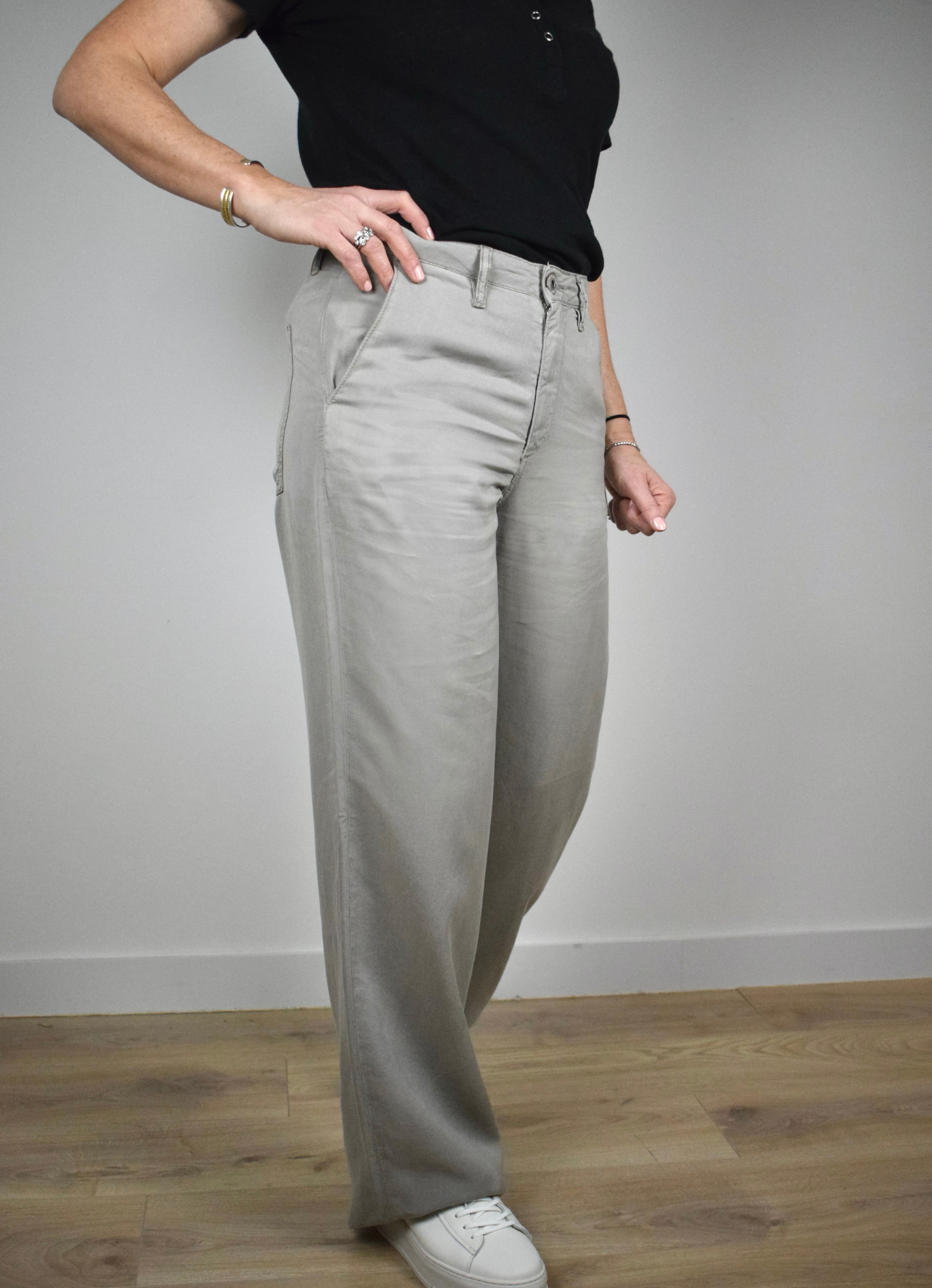 Wide leg grey trousers with mid to high rise 