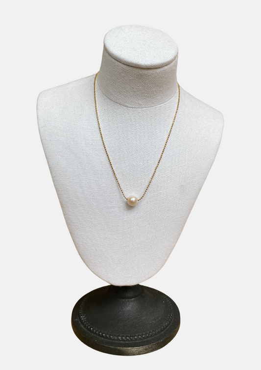 Simple pearl necklace with gold chain and singular pearl.