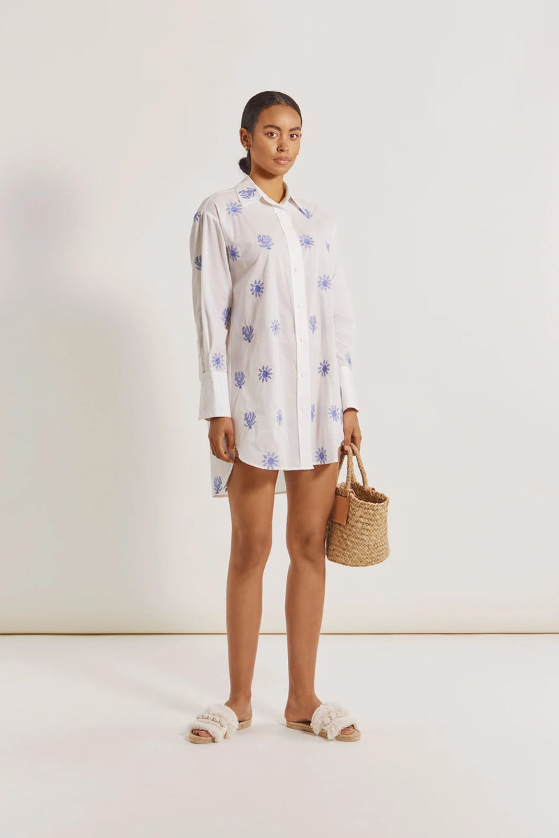 Long sleeve oversize shirt in white with blue embroidery
