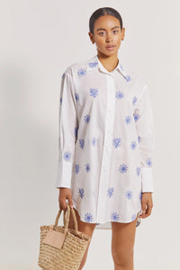 Long sleeve oversize shirt in white with blue embroidery