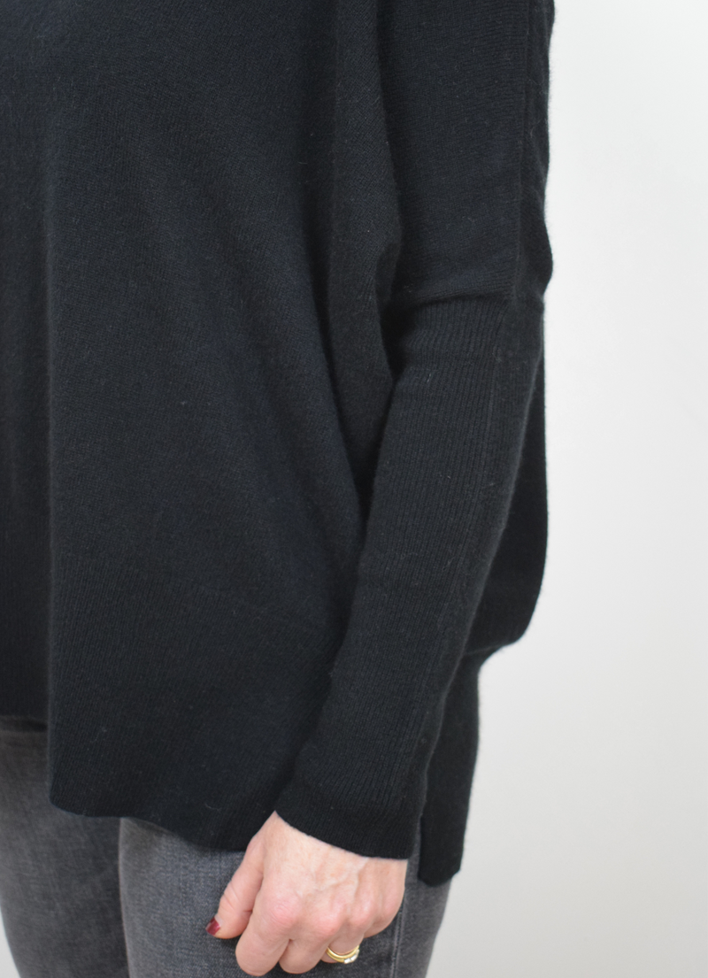 Round neck, long sleeve knit black 