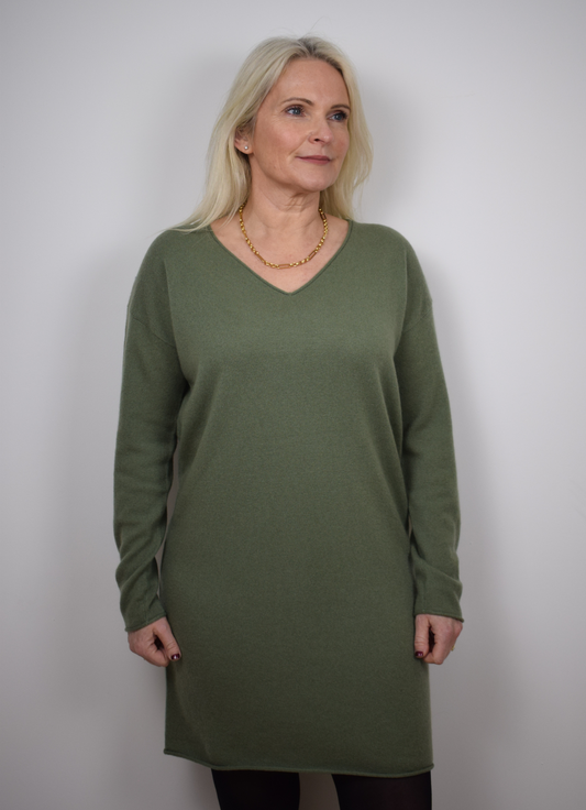 Green cashmere dress with v neck 