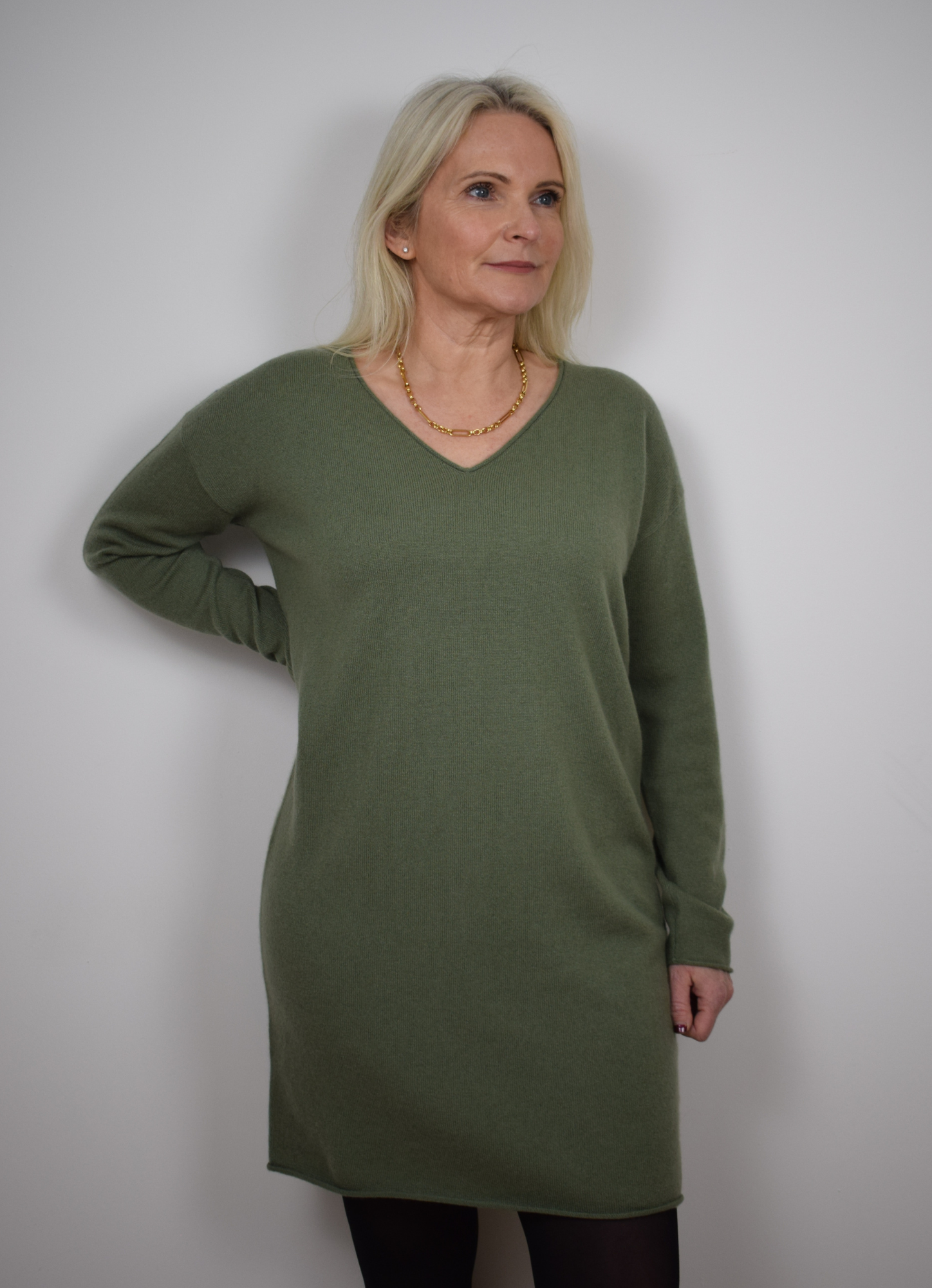 Green cashmere dress with v neck 