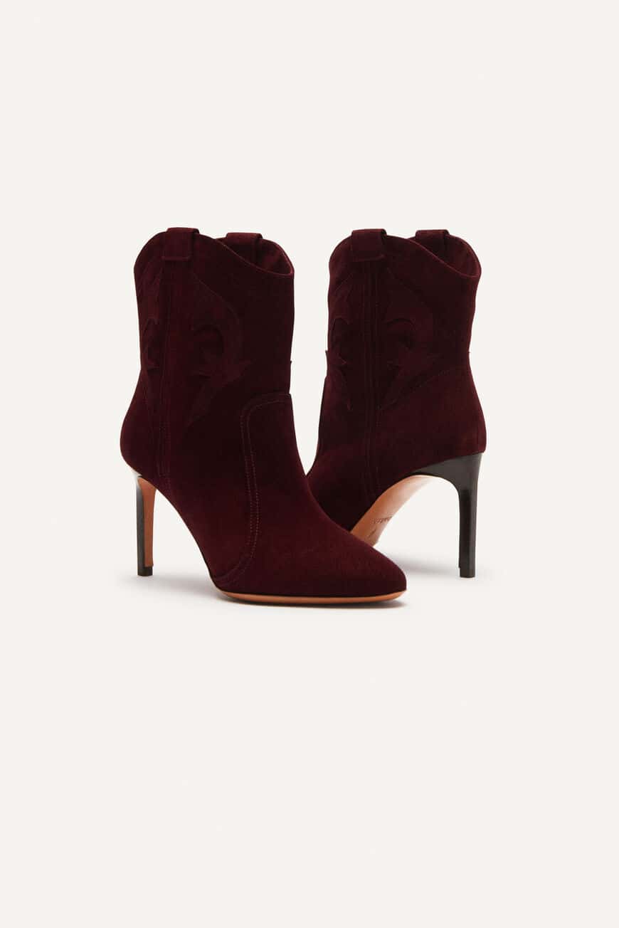 Heeled suede boots in a western style in maroon
