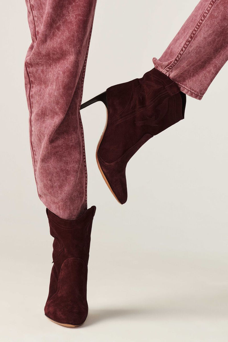 Heeled suede boots in a western style in maroon