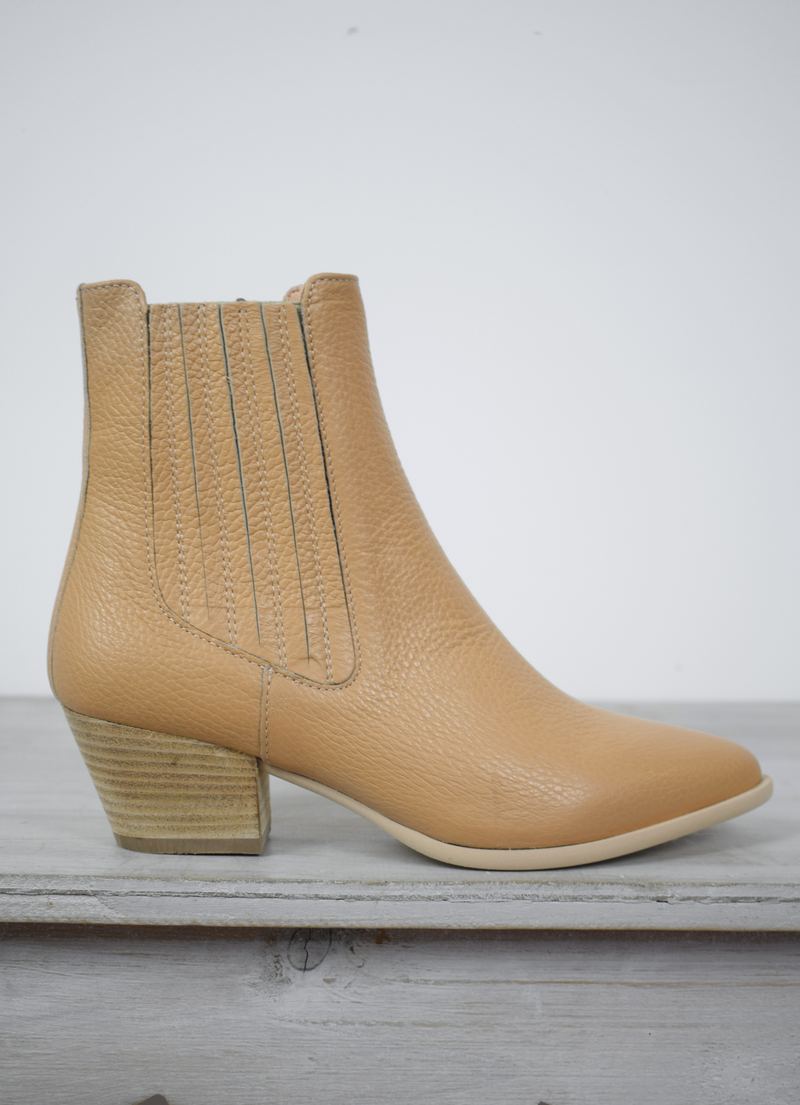 Caramel boot with block heel 