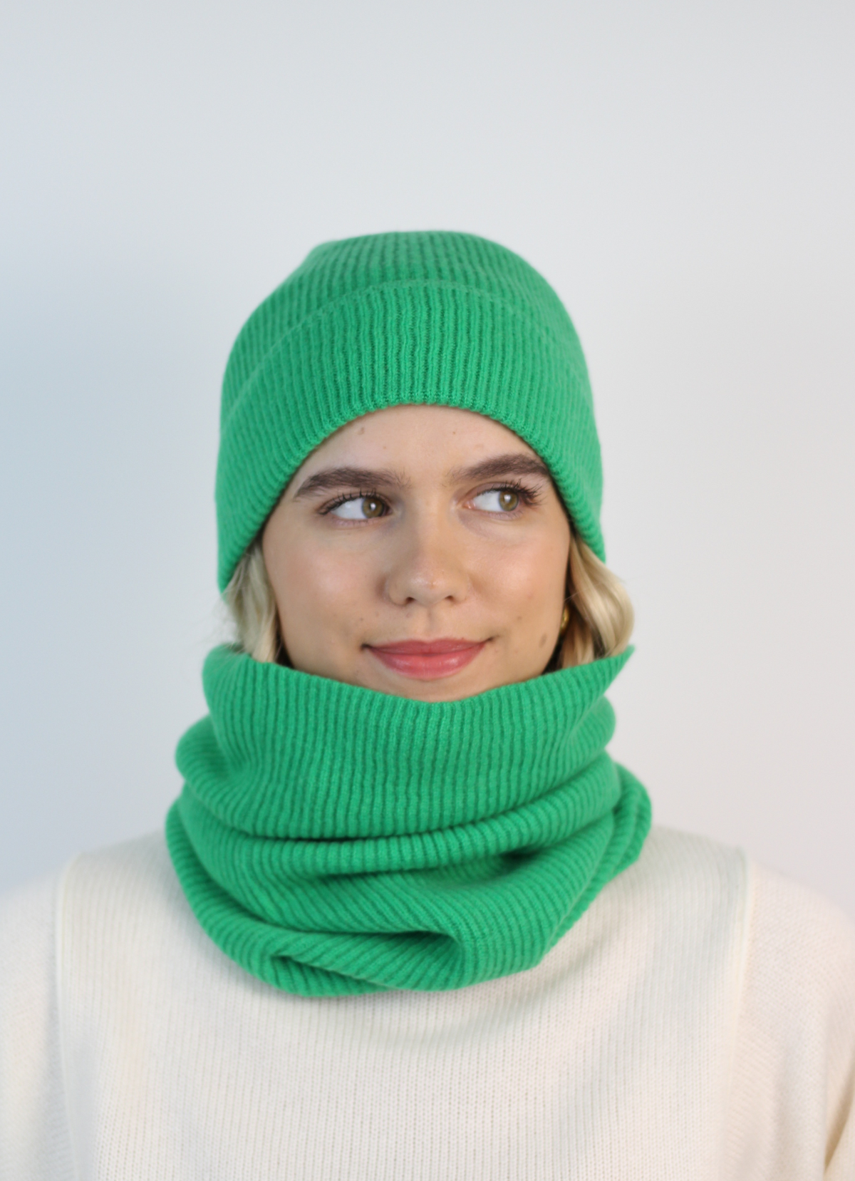 Green cashmere ribbed snood