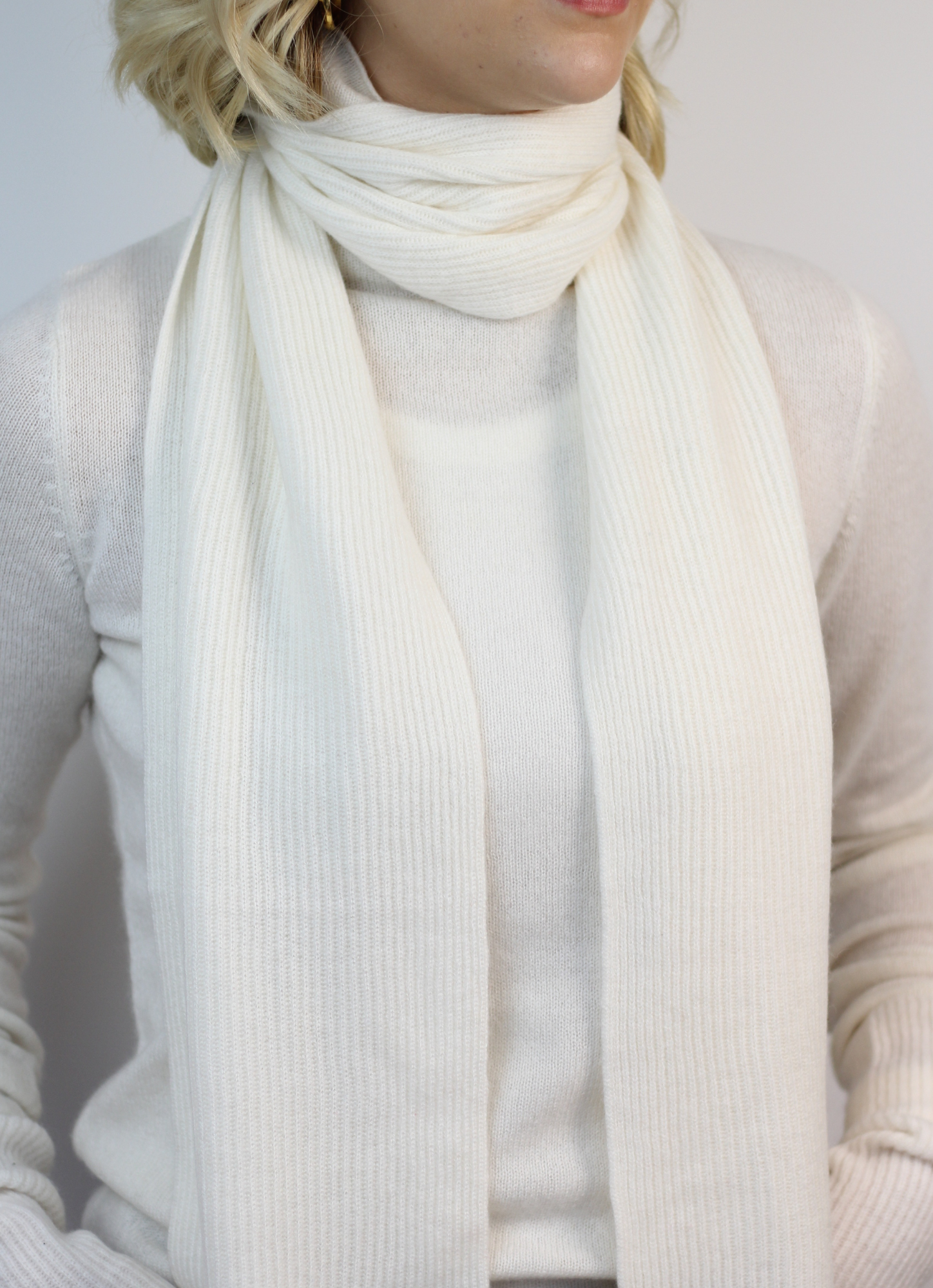 White ribbed cashmere scarf 