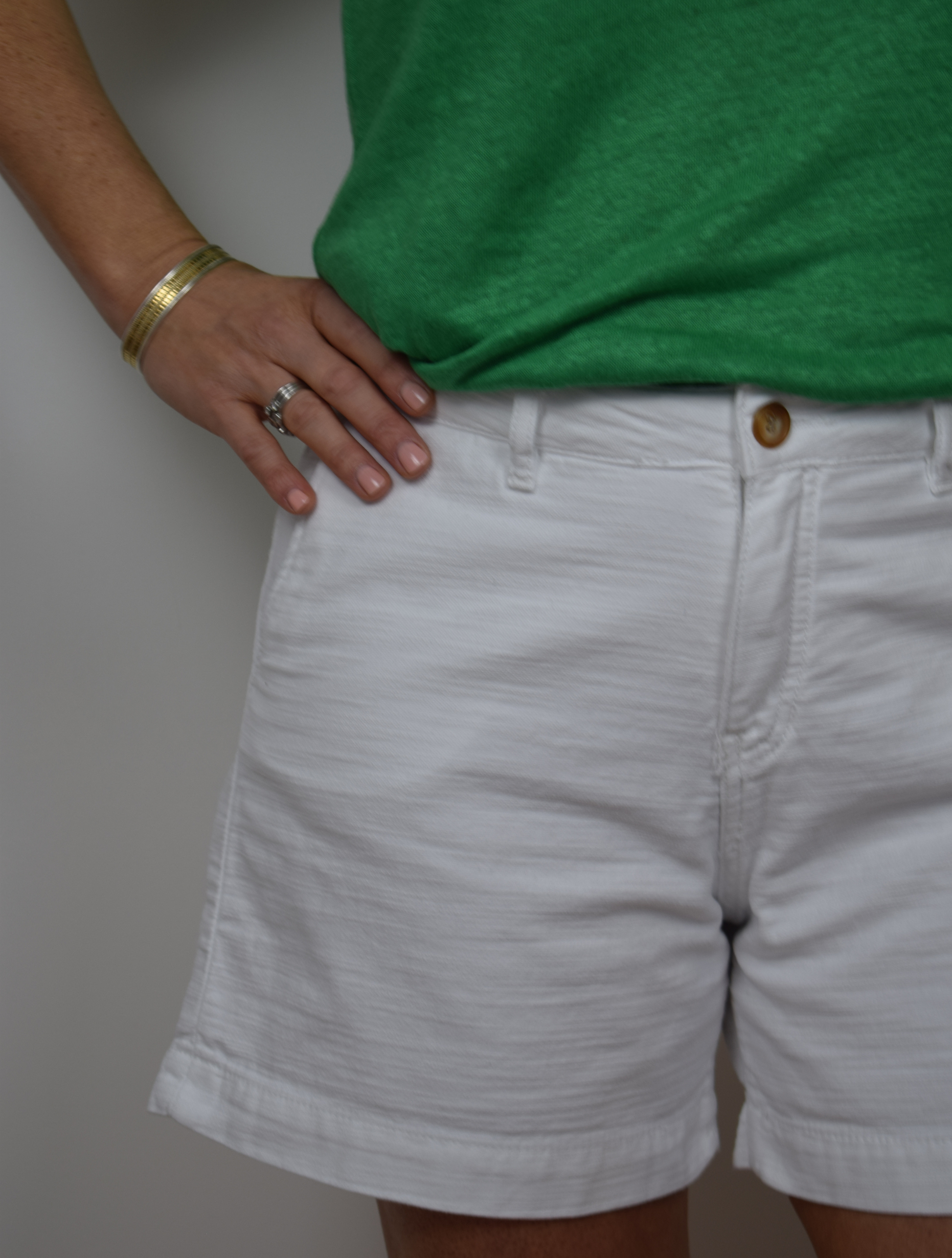 White mid rise shorts with zipper a button fastening