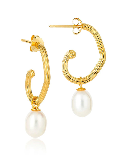 Gold plated grooved tubing hoop earrings with post and butterfly fastening and single freshwater pearl pendant