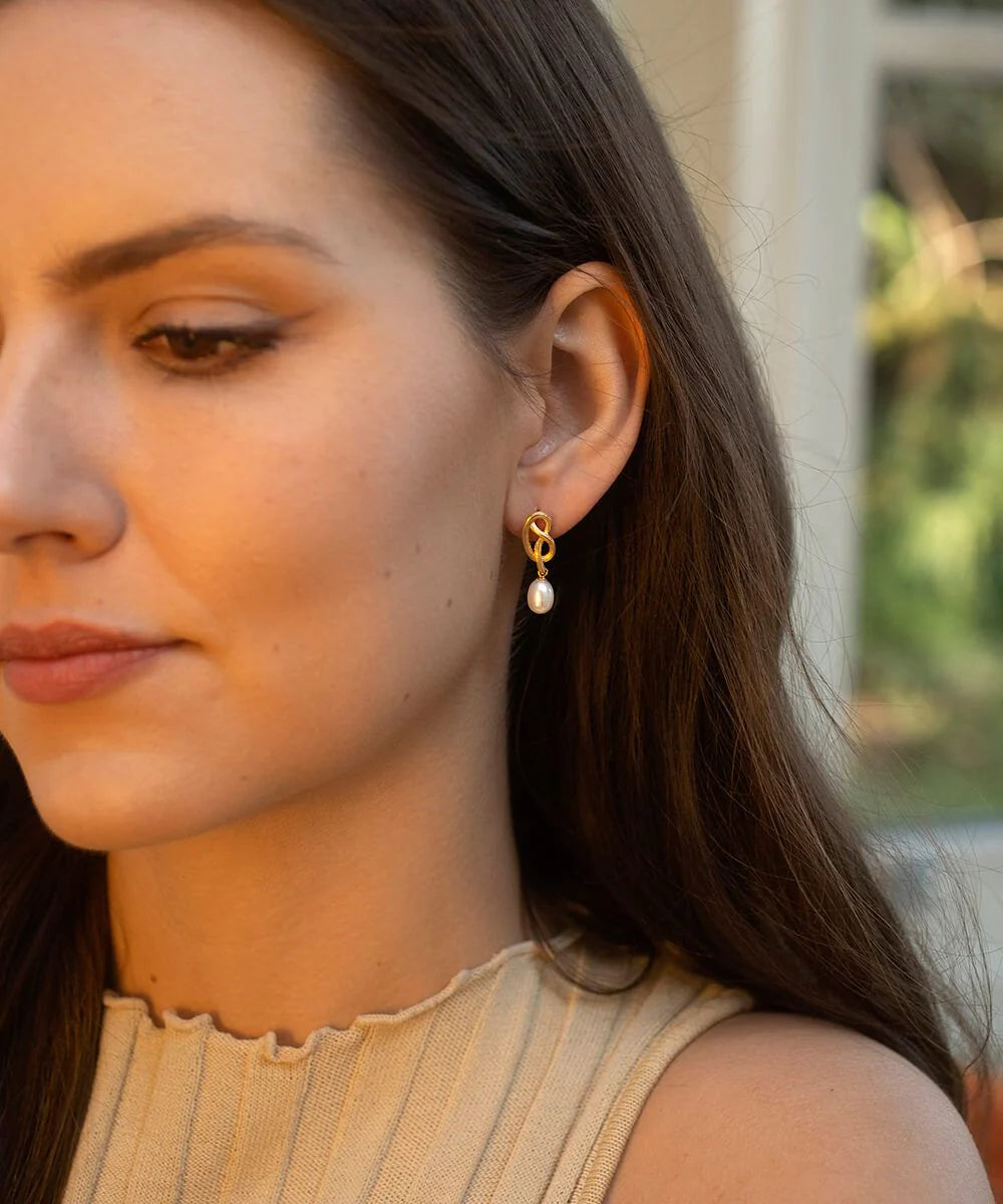 Gold twisted earring with post and butterfly fastening with single pearl drop