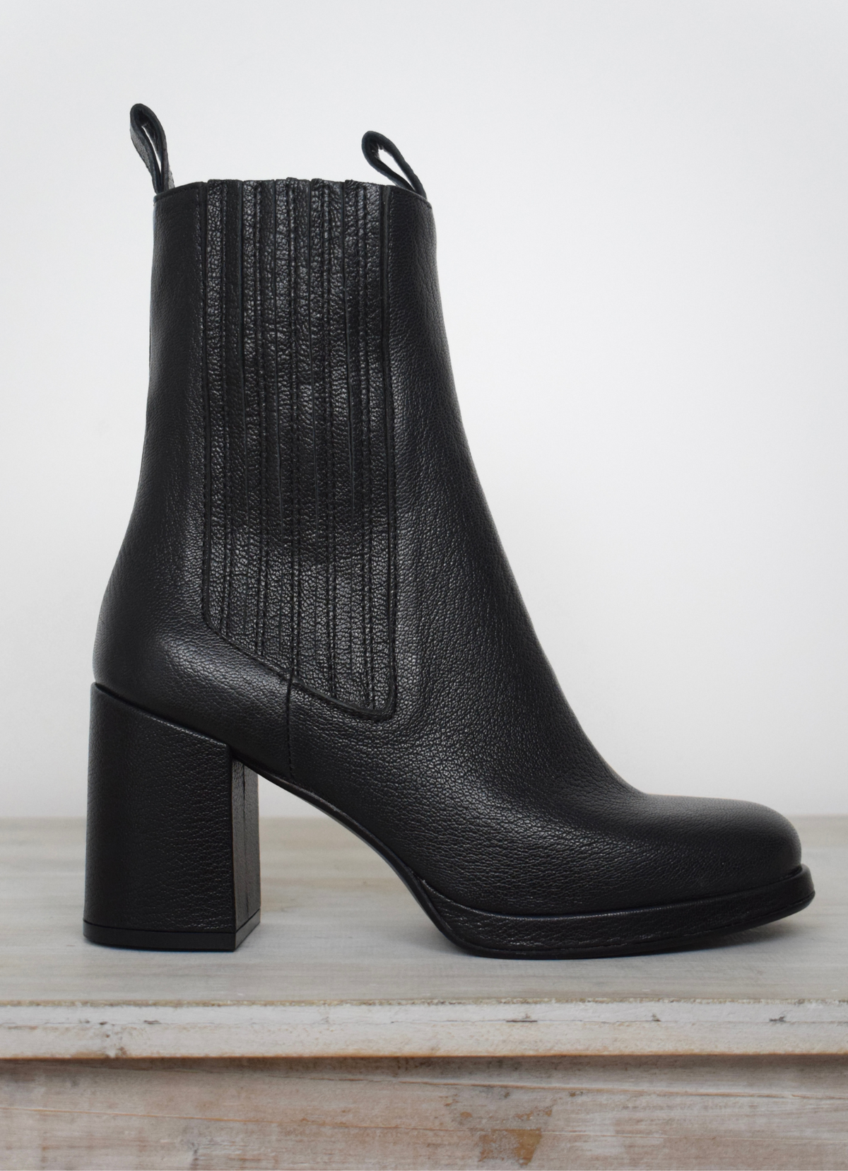 Black heeled boot with small platform 
