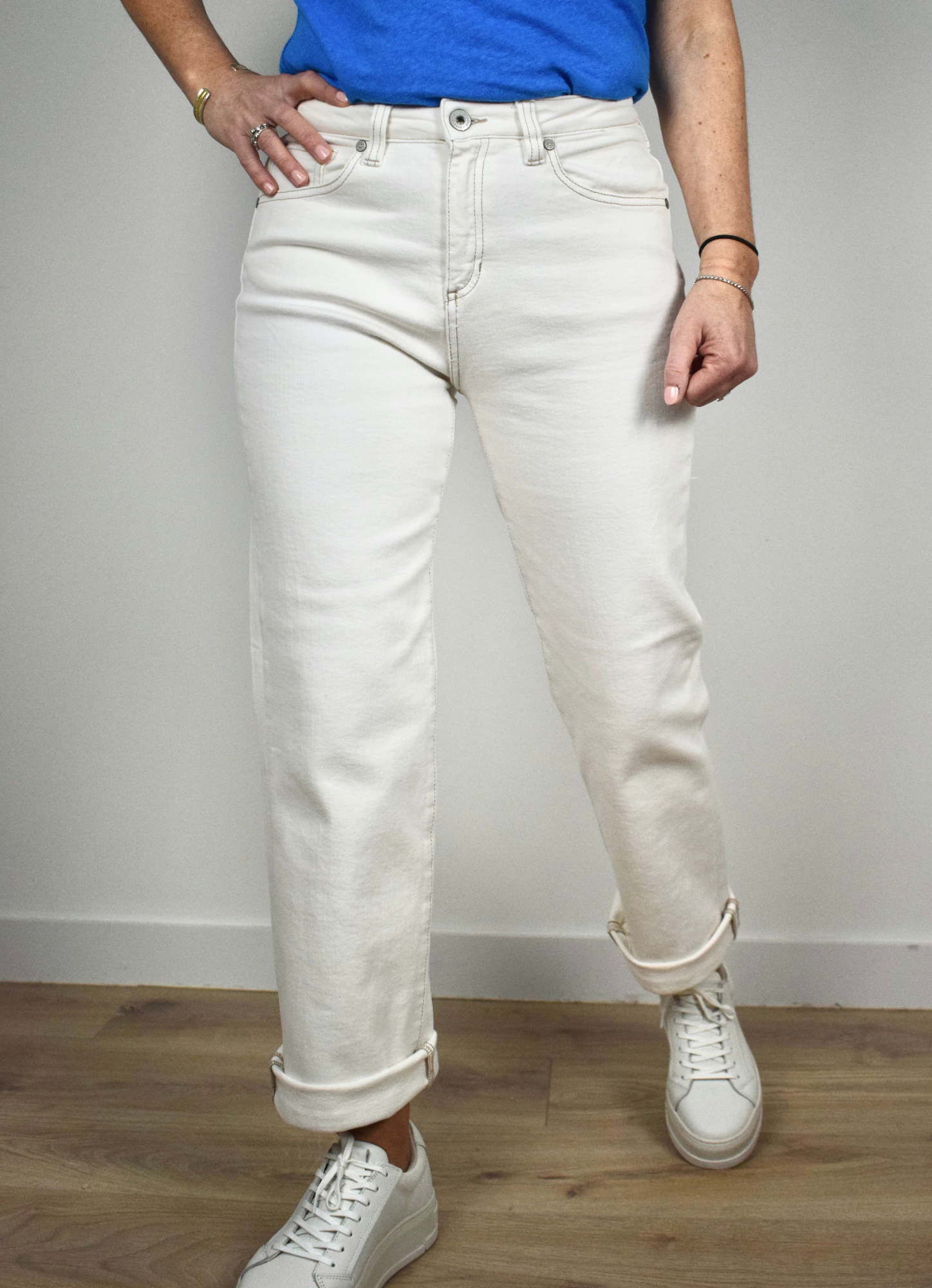 Straight leg high rise jeans in white a neat hem 