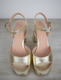 Gold leather platform sandal with ankle strap with buckle fastening