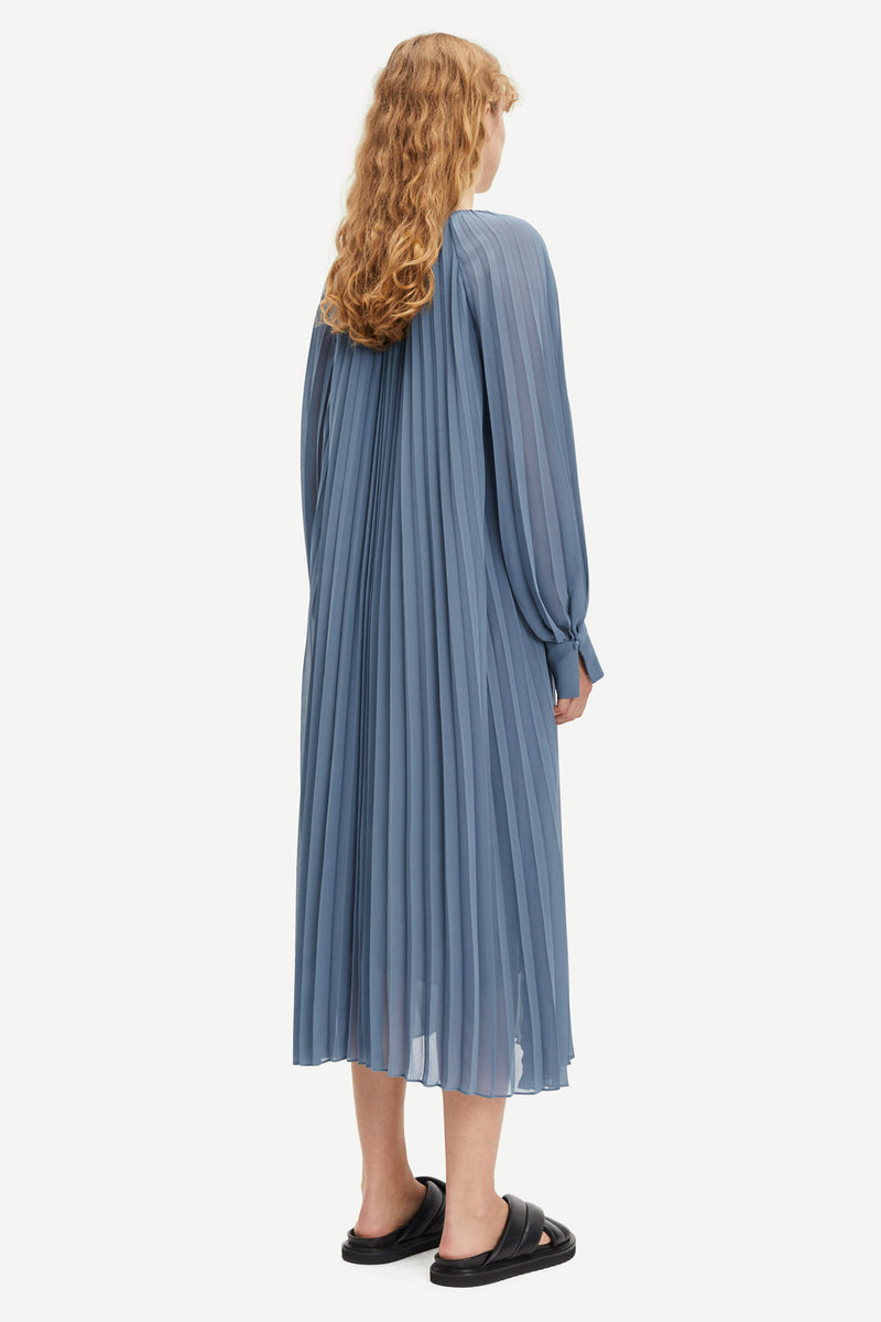 Long sleeve pleated dress in blue