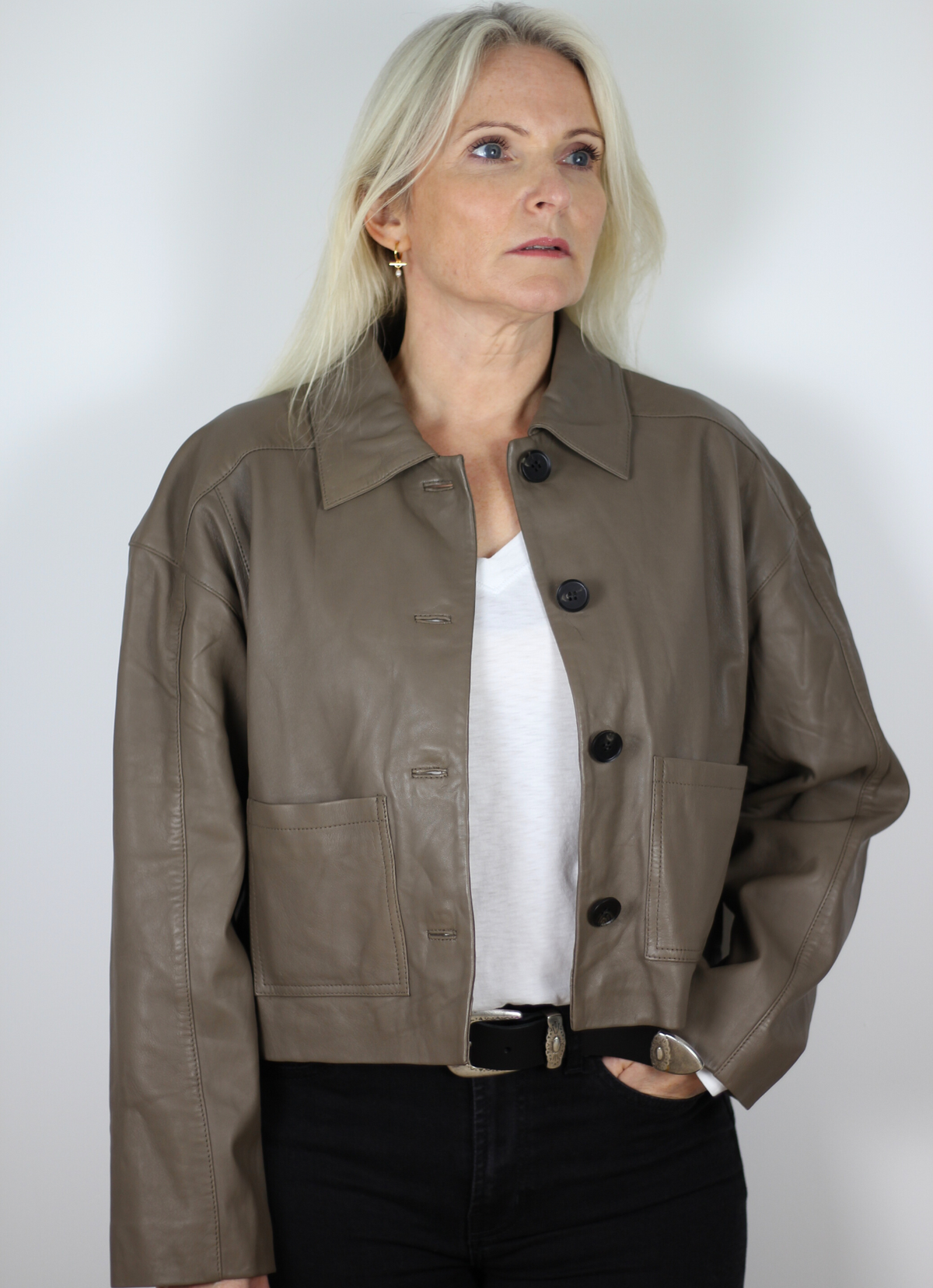 Cropped leather jacket with collar and buttons taupe