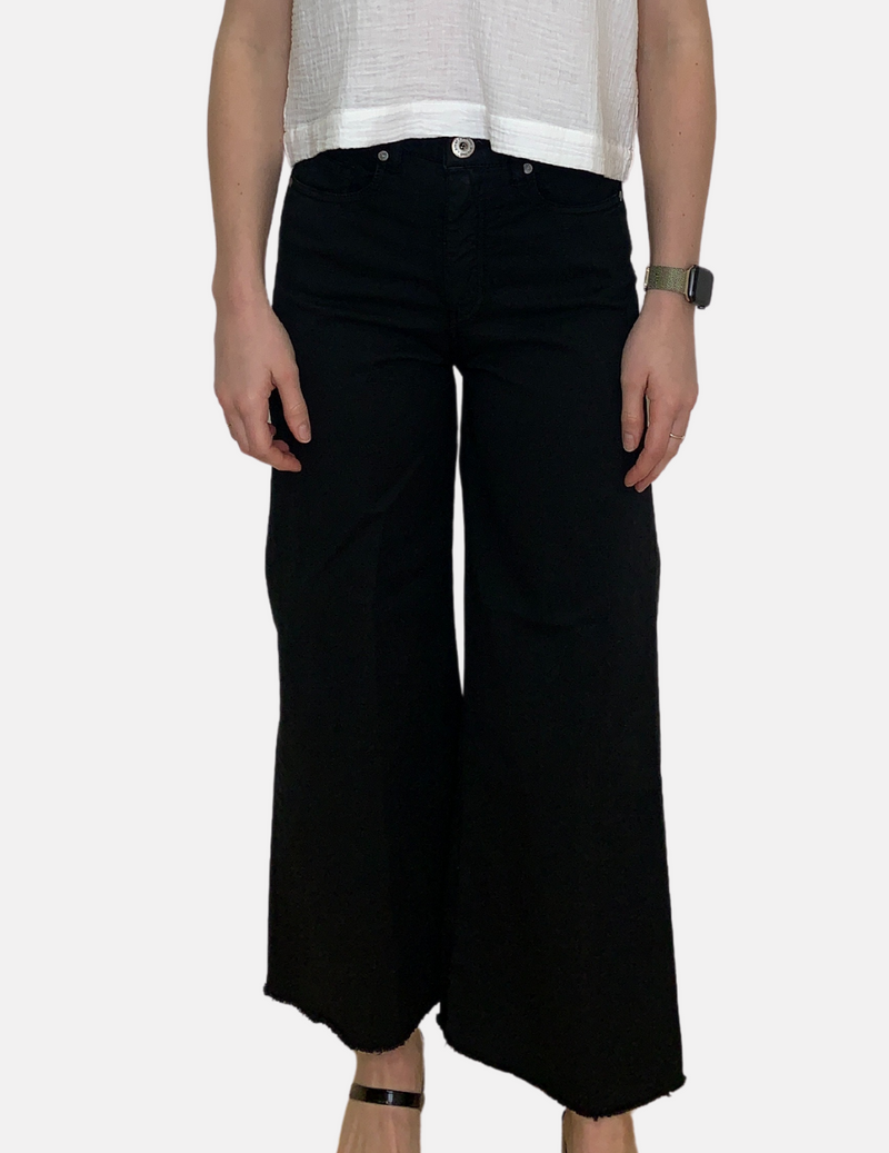 Wide leg 5 pocket jeans in a cropped length with a raw hem