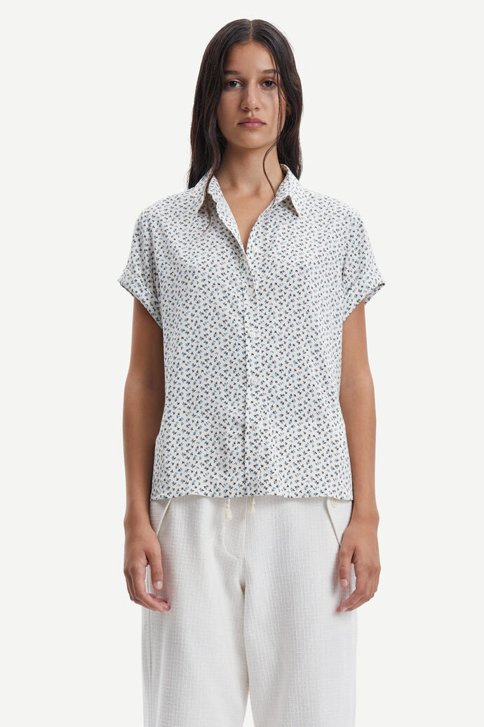 White and ditsy flower all over print short sleeves shirt with classic collar and rolled back cuffs