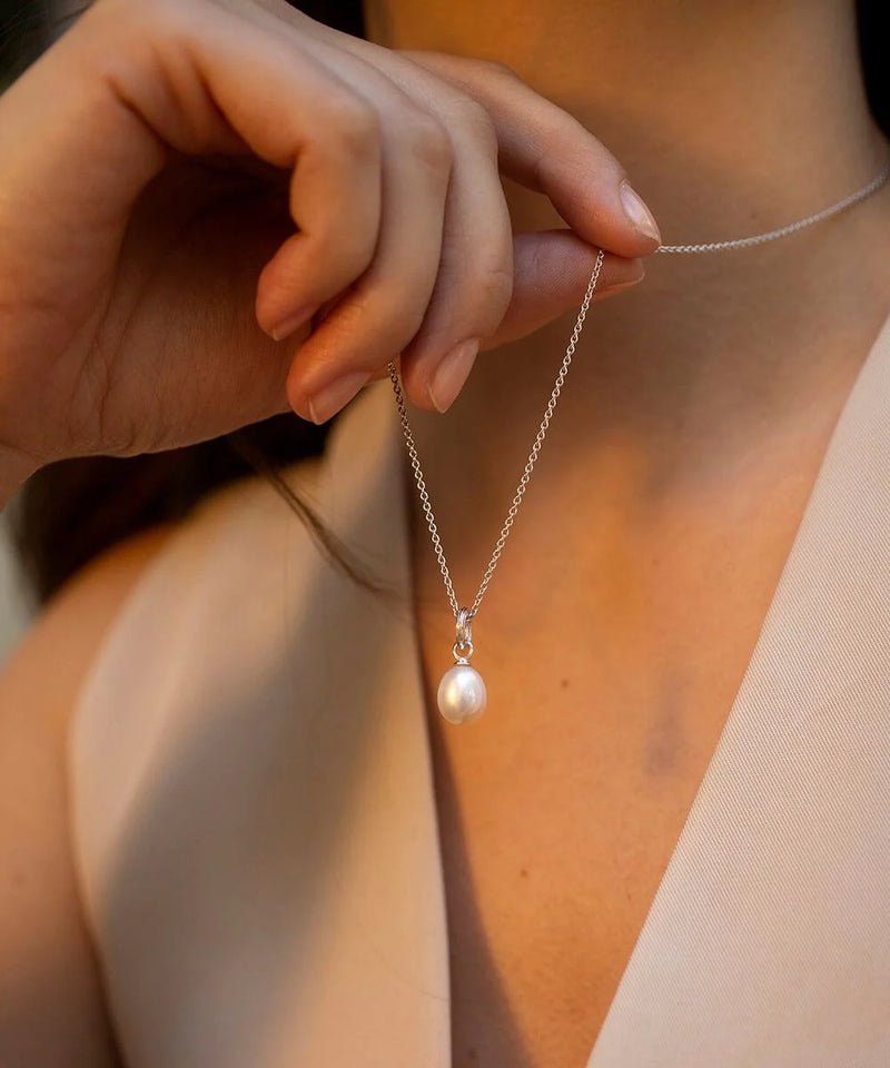 Silver pearl pendant necklace