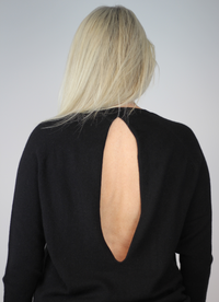  Designed to be a regular fit with long wide sleeves and a ribbed cuff, this super soft, black cashmere knit has the most beautiful key hole at the back. 