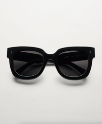 Oversize black sunglasses with a a black lense
