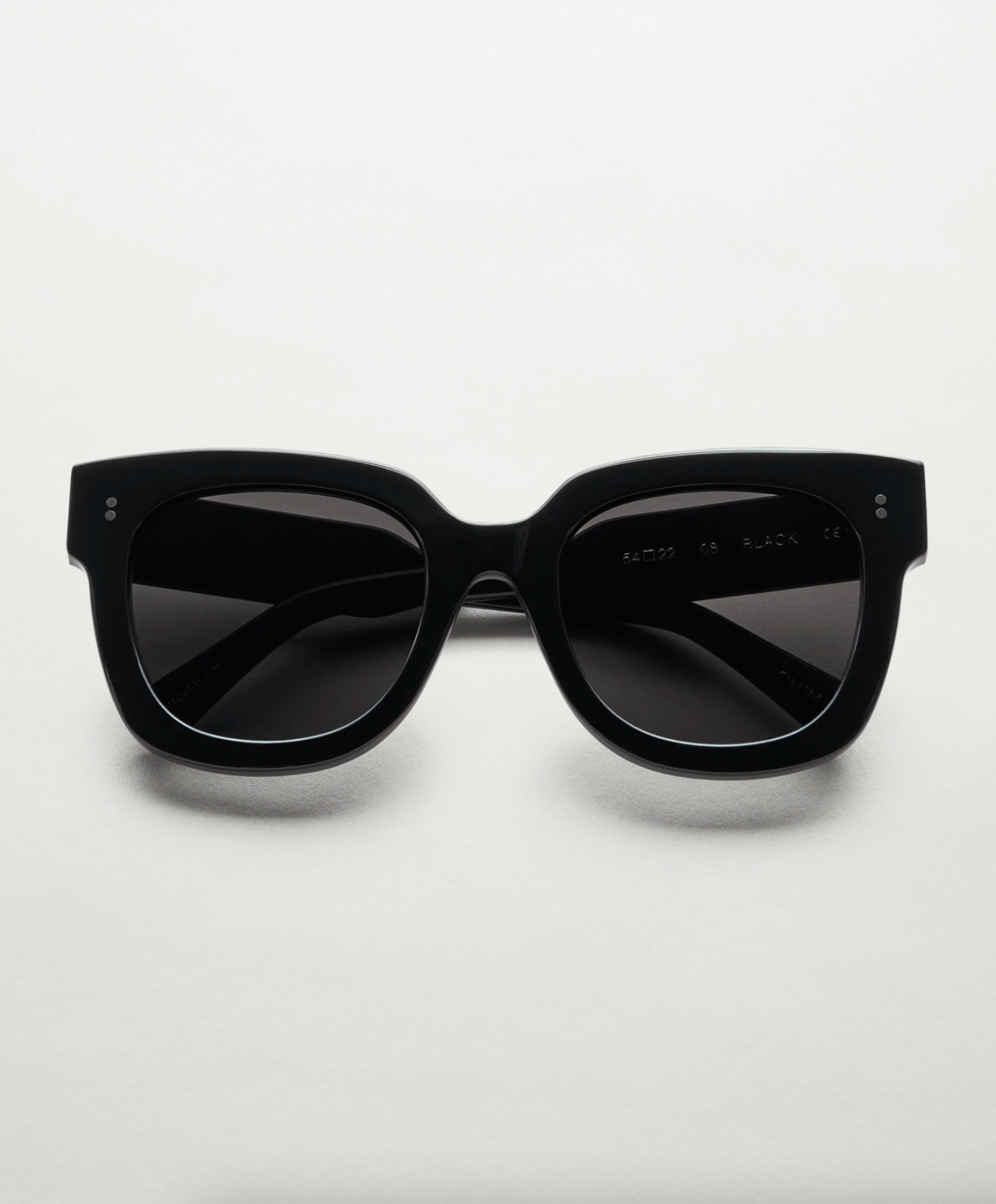 Oversize black sunglasses with a a black lense