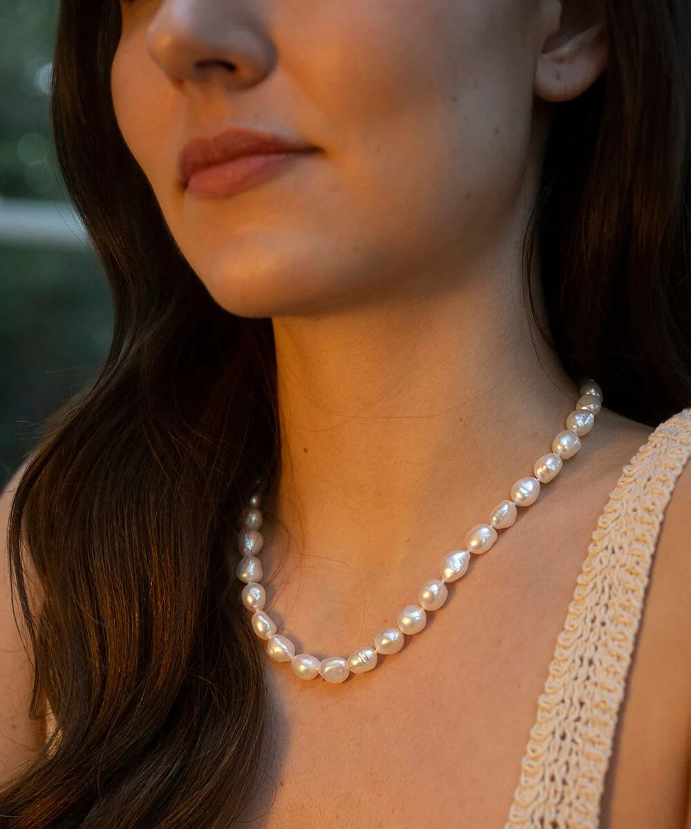 Freshwater string of pearl necklace with silver toggle fastening